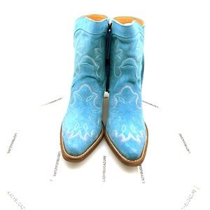 NWOB Dingo Women’s Stylish Blue Embroidered Boots Size 7